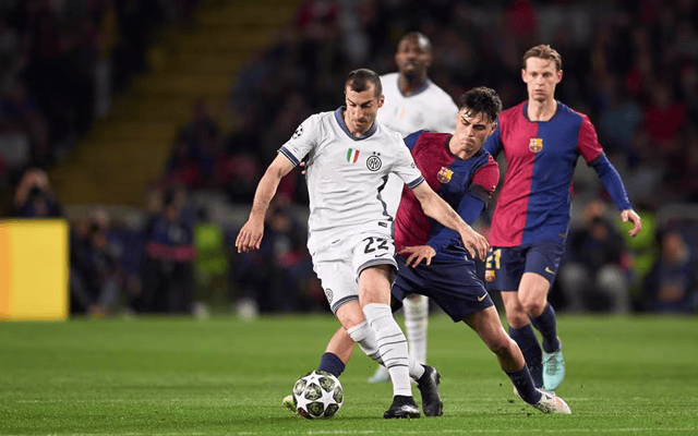 西甲前瞻：巴萨盼取胜继续争夺榜首，阿拉维斯能否制造麻烦？（西甲前瞻：巴萨剑指三分紧咬榜首，阿拉维斯能否搅局？）