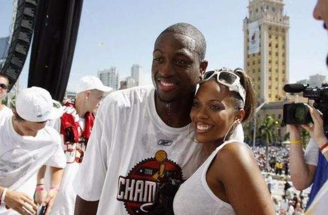 詹姆斯篮板表现抢眼，助球队逆转（詹姆斯篮板统治全场，带队上演逆转）