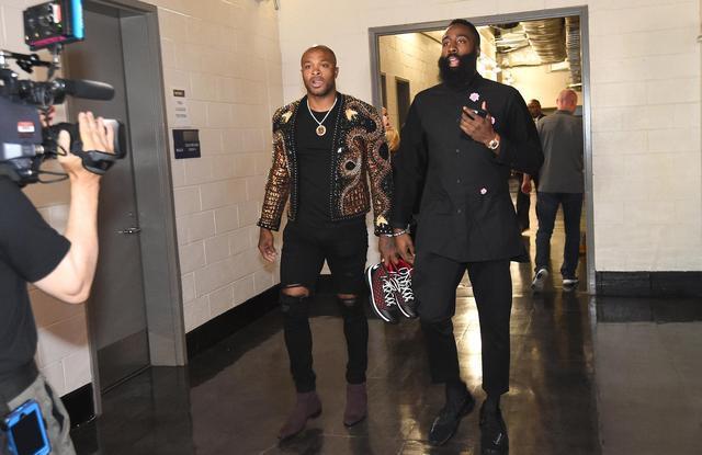 半场： 萨索洛2-1佛罗伦萨，曼德拉戈拉点射，沃尔帕托破门（半场结束，萨索洛2-1领先佛罗伦萨：曼德拉戈拉点球，沃尔帕托建功）