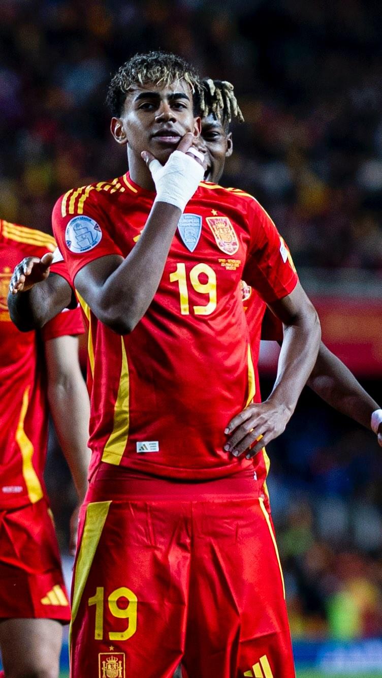 违反规则了，一支球队不能使用两名守门员（一支球队不得同时使用两名门将）