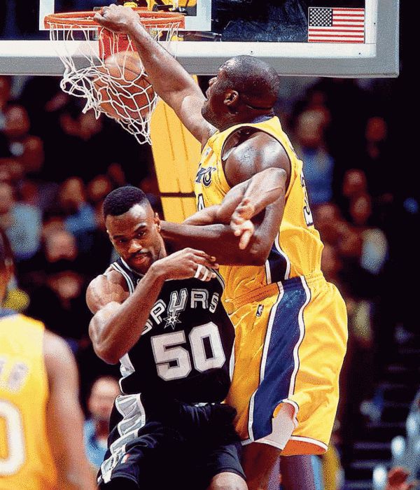 NBA：詹姆斯30+10+8 湖人险胜灰熊（詹姆斯砍下30分10篮板8助攻，湖人险擒灰熊）