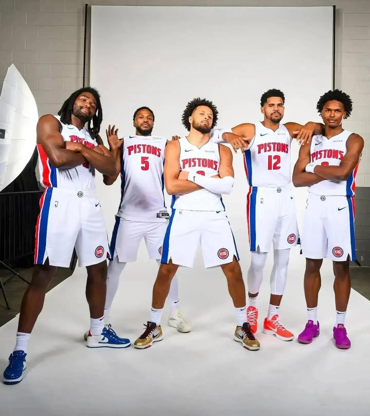 梅婷一家四口前往伯纳乌观战皇马vs尤文，女儿表示看完有点困（梅婷携全家四口现身伯纳乌看皇马对尤文，女儿直言赛后有些犯困）