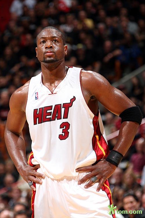 欧冠赛前穆里尼奥与两名昔日弟子重逢，并亲吻了斯内德的光头（欧冠赛前，穆里尼奥与两位旧部相聚，还亲吻了斯内德的光头）