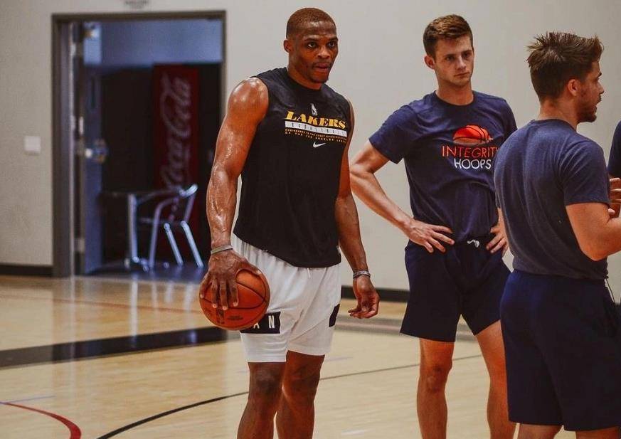 托尼：前锋不应在无意义的跑动上浪费精力，而是更专注于进球（托尼：前锋应减少无谓跑动，把精力用于进球）