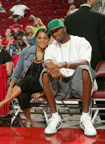 世界波，西乙阿尔瓦塞特球员莫尔西略打进一个超远距离进球（西乙阿尔瓦塞特球员莫尔西略轰入超远距离世界波）