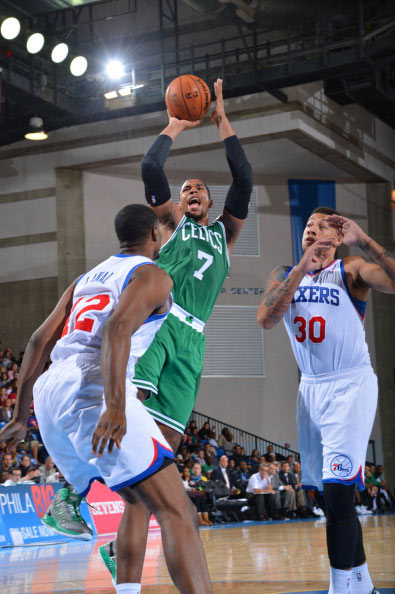 浙BA赛场热血对决场外市集逛吃两不误（浙BA激战正酣，场外市集逛吃不停）