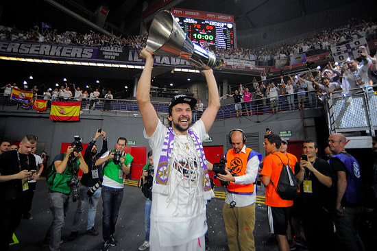 本赛季当艾顿作为最近防守人时，对手命中率下降12.9%（本季艾顿作为最近防守者时，对手命中率被压低12.9%）